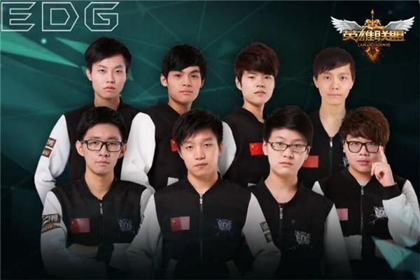 赛后接受采 赛后接受采